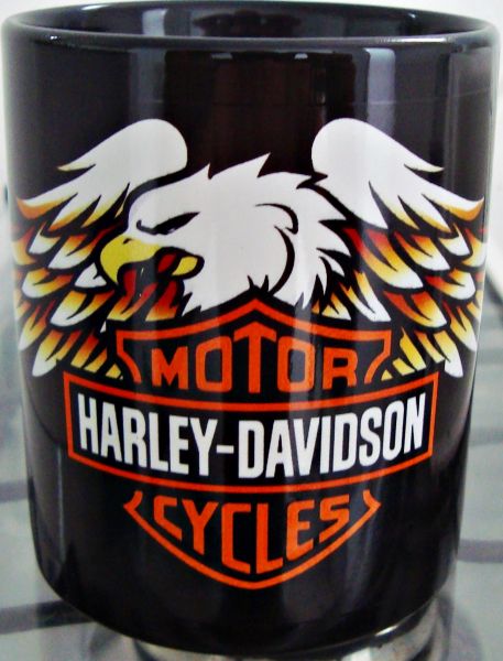Caneca toda preta com arte da Harley-Davidson